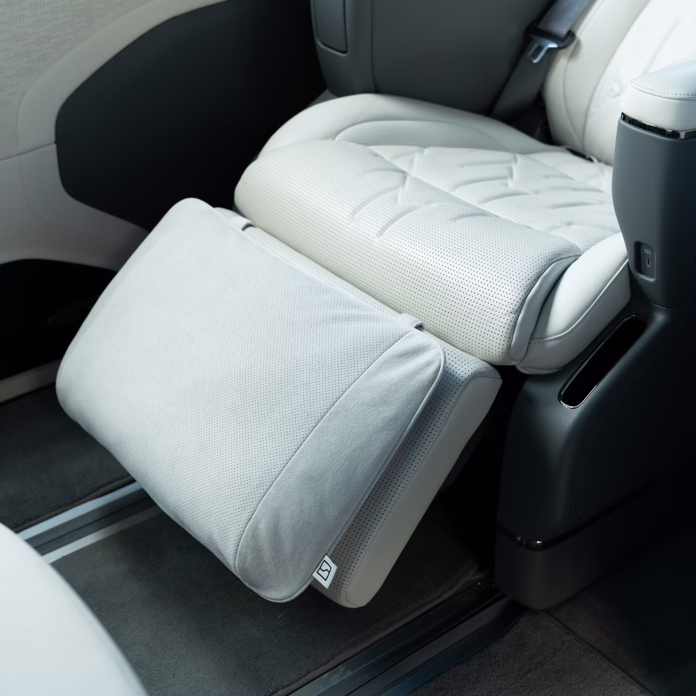 Zeekr Sydney zeekr polar krypton cloud leg rest. product image Electric Car EV